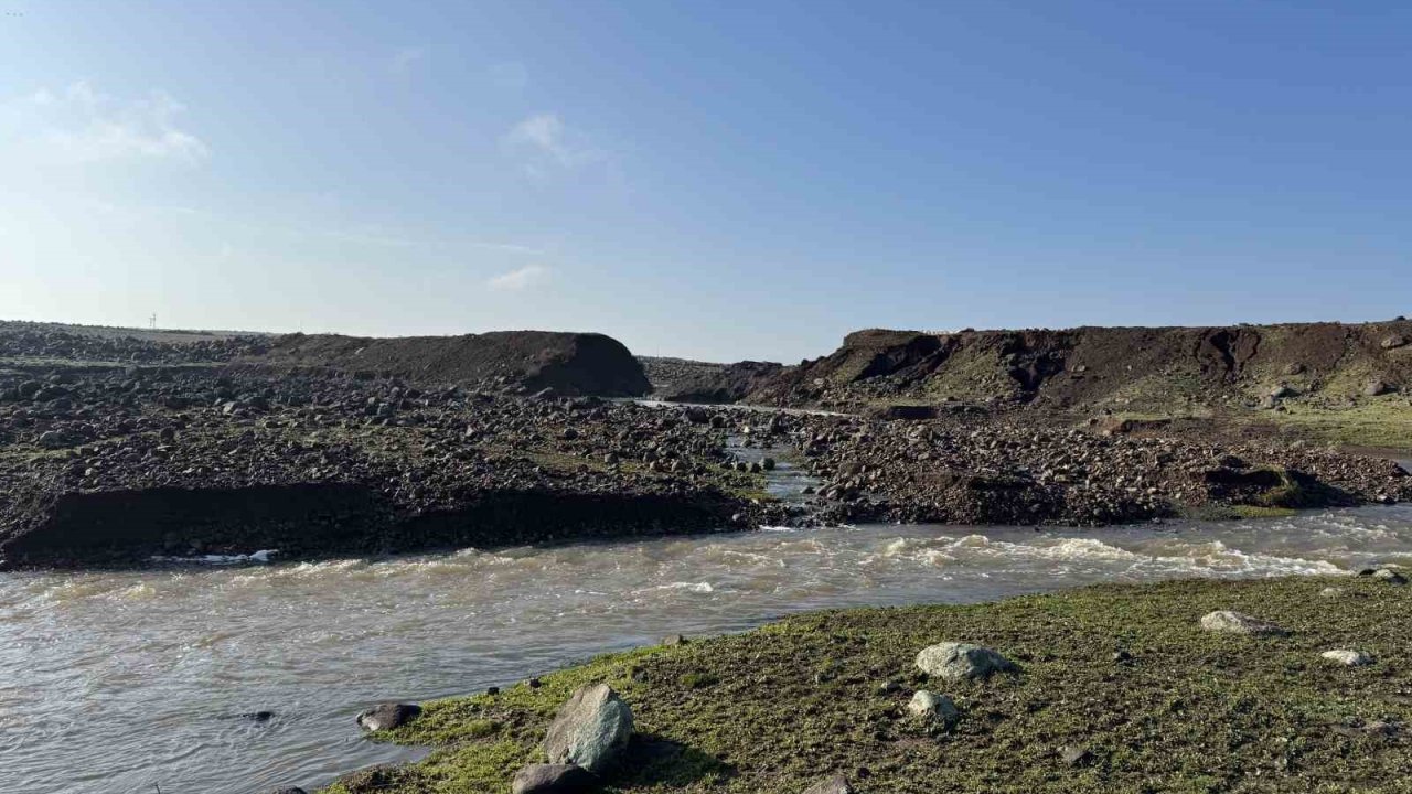 Diyarbakır’da sağanak nedeniyle sulama göleti patladı: Ekili alanlar su altında kaldı