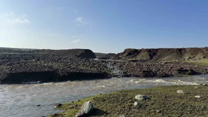 Diyarbakır’da sağanak nedeniyle sulama göleti patladı: Ekili alanlar su altında kaldı