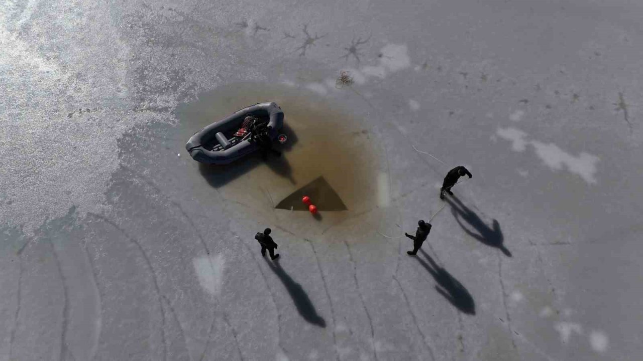 Diyarbakır’da SAK timi arama faaliyetleri esnasında delil de topluyor