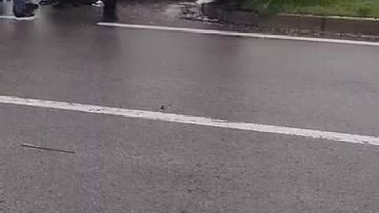 Diyarbakır’da trafik kazası: Araç refüje çarparak durabildi