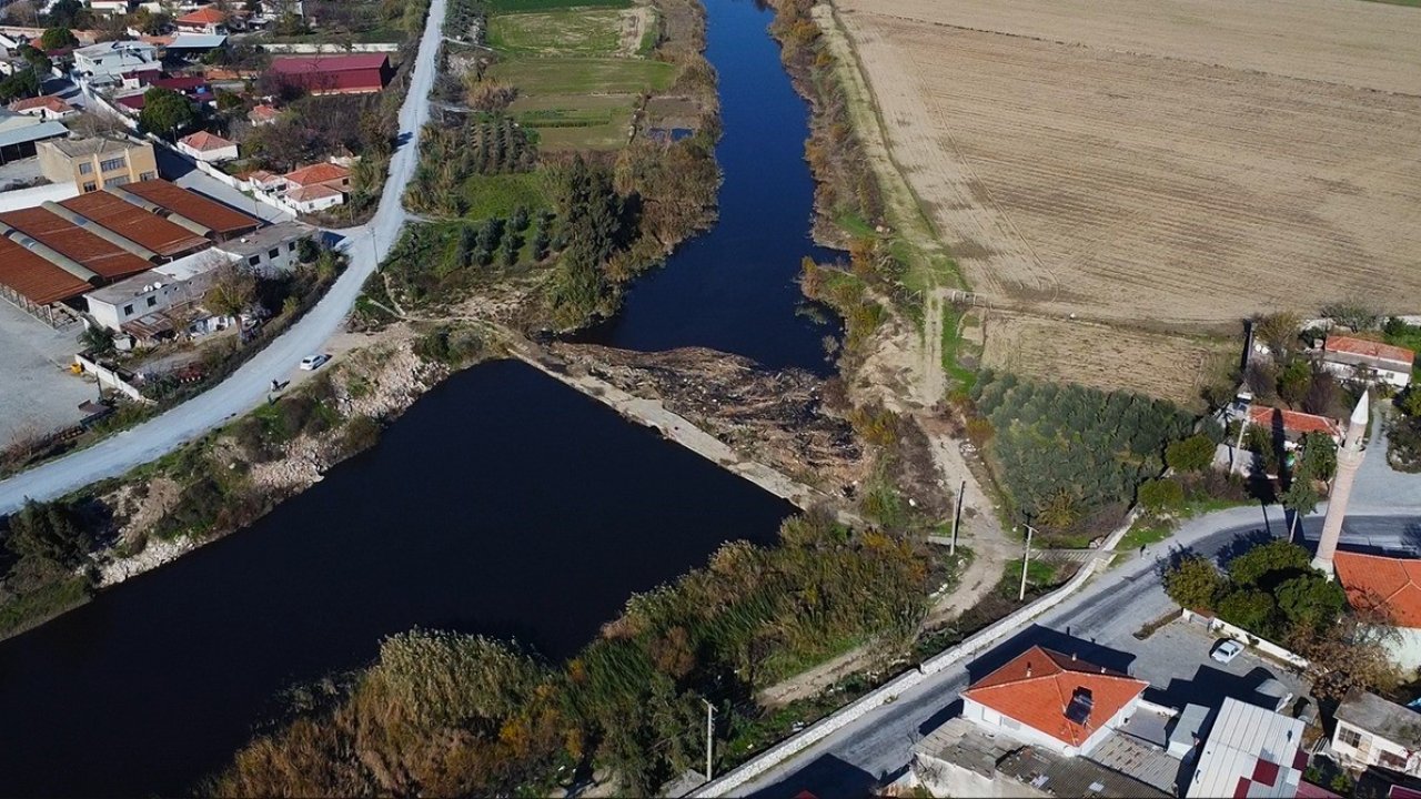 Doğaseverler tarihi taş köprüye dikkat çekti