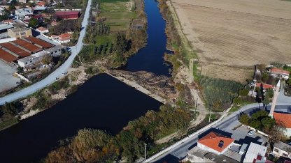 Doğaseverler tarihi taş köprüye dikkat çekti