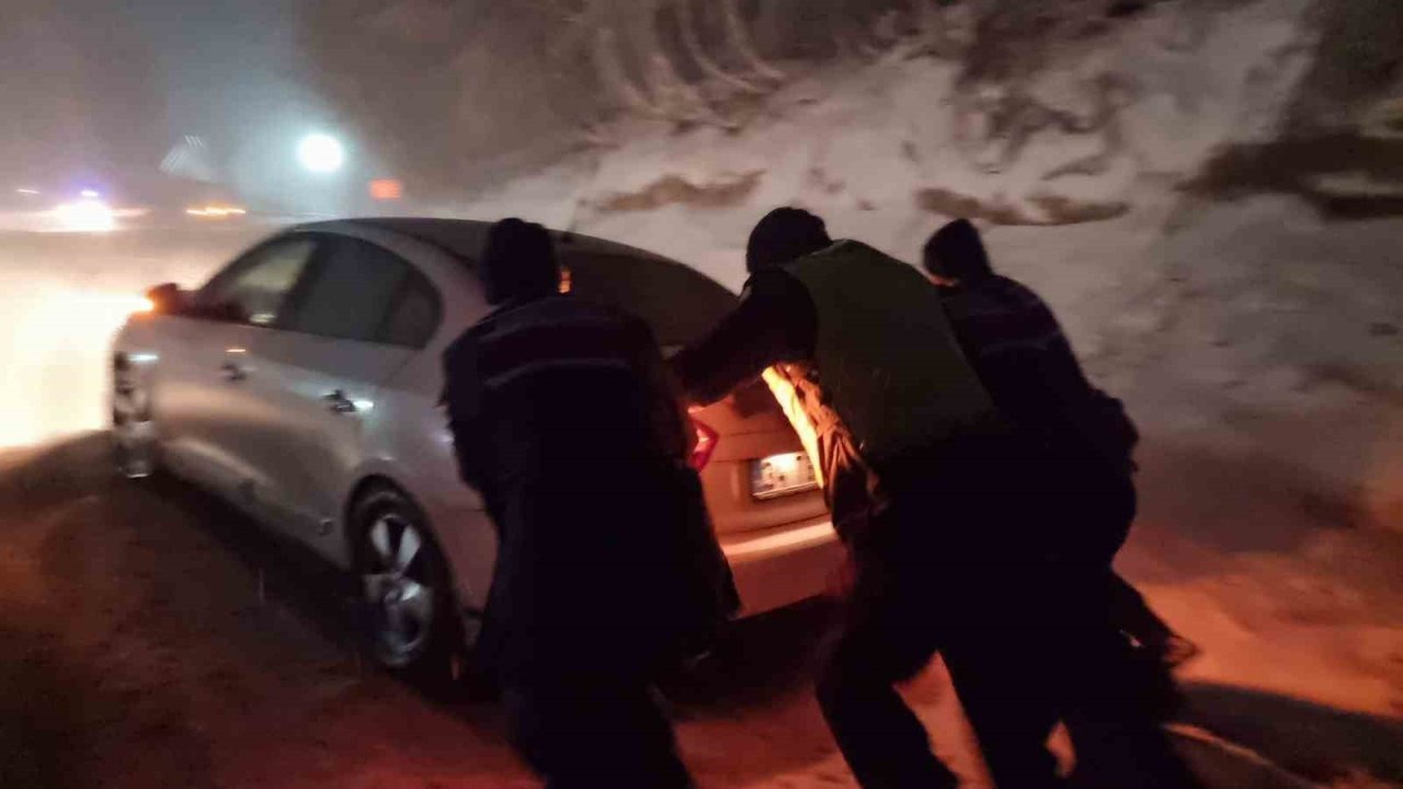 Domaniç Dağ Yolu’nda kar ve tipi etkili oldu