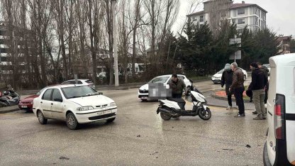 Dönel kavşakta motosiklet ile otomobil çarpıştı