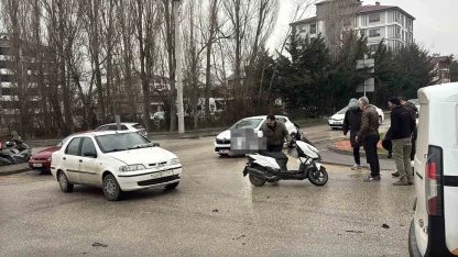 Dönel kavşakta motosiklet ile otomobil çarpıştı