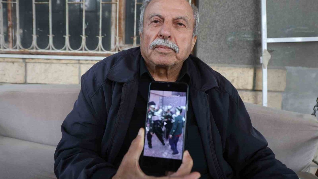 ’Dua etsinler yeter’ diyen yaşlı adam emekli maaşını mahalleliye dağıtıyor