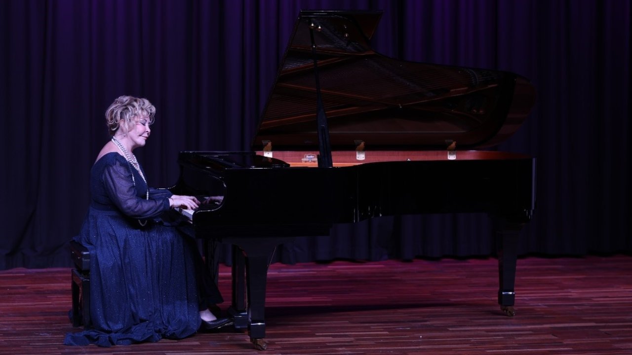 Dünyaca ünlü piyanist Gülsin Onay Denizli’de öğrencilerle buluştu