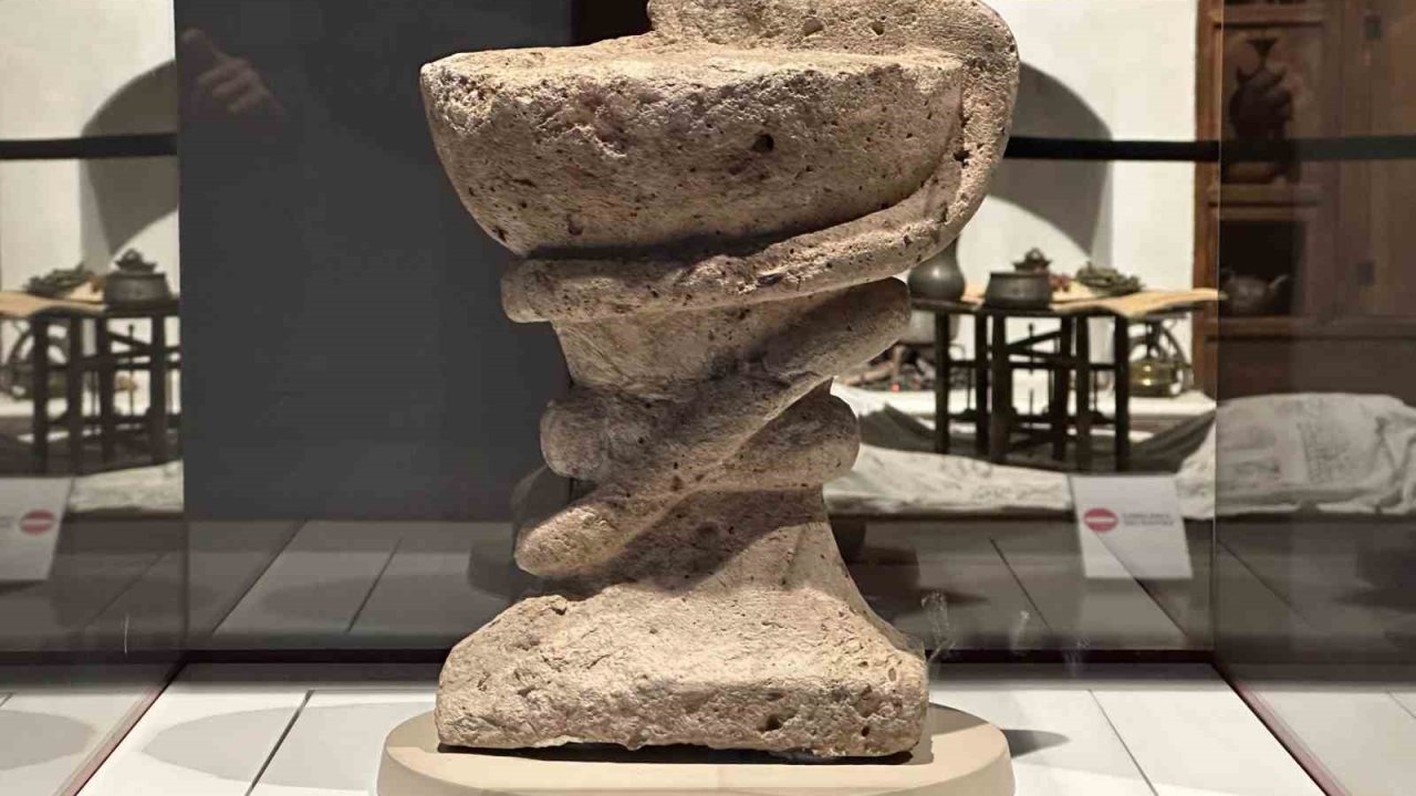 Eczacılık ve sağlığın sembolü sayılan 791 yıllık kadehe sarılı yılan heykeli bu müzede sergileniyor