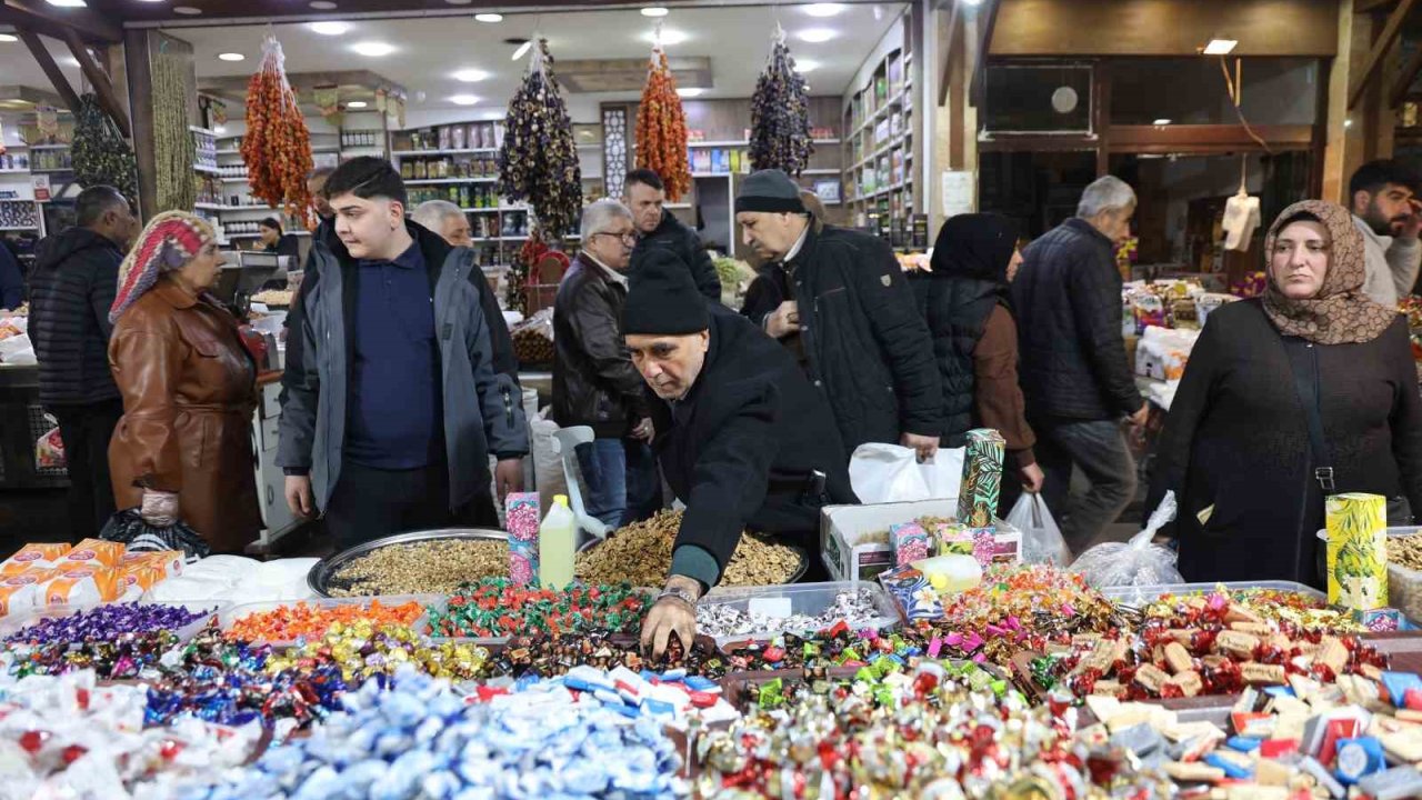 Elazığ’da bayram şekerleri tezgahlardaki yerini aldı