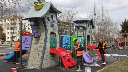 Elazığ’da çocuk oyun alanları temizlendi