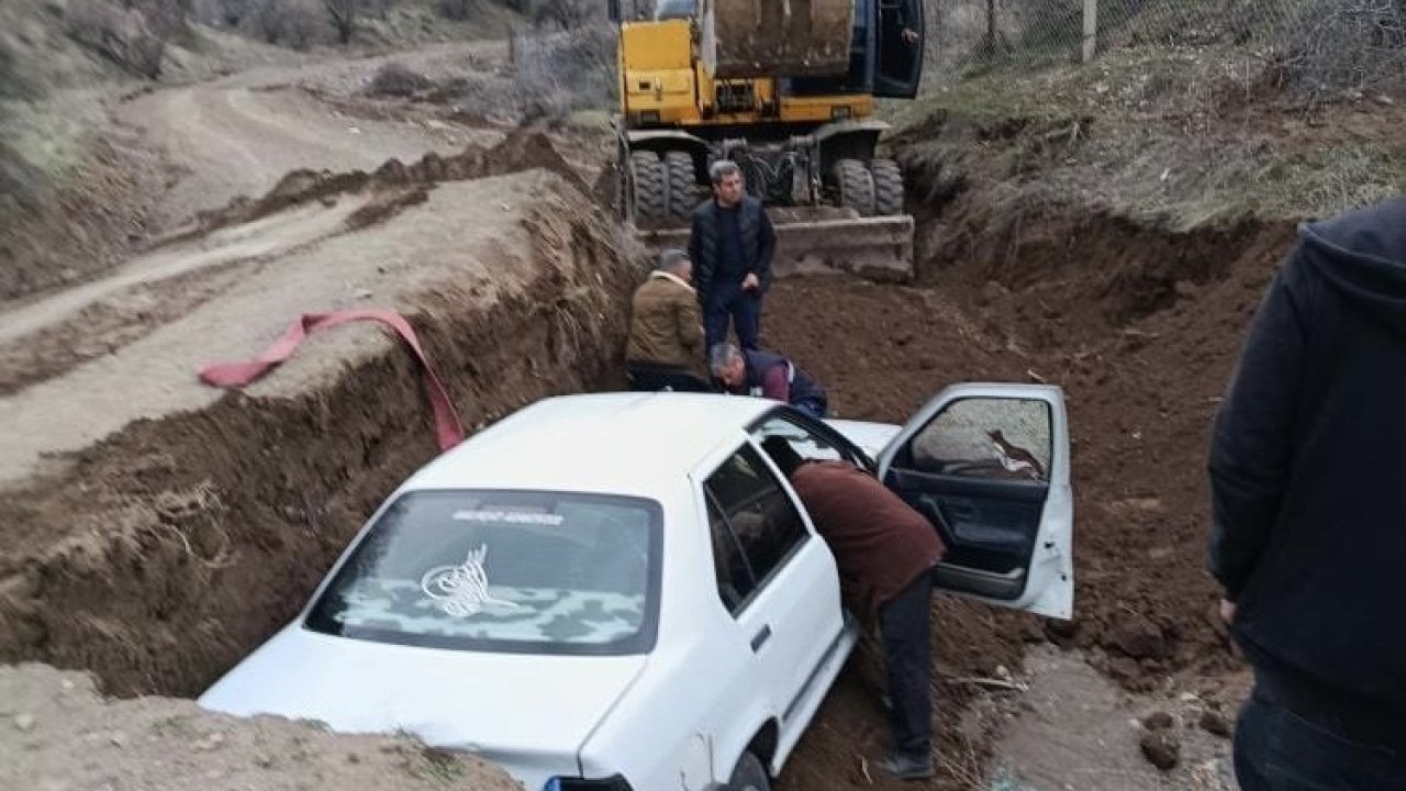 Elazığ’da çukura düşen araç kurtarıldı