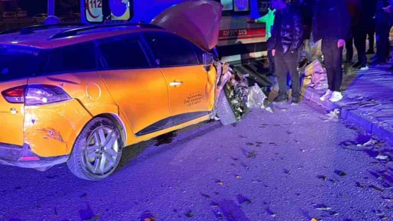 Elazığ’da hafif ticari araçla taksi çarpıştı: 4 yaralı