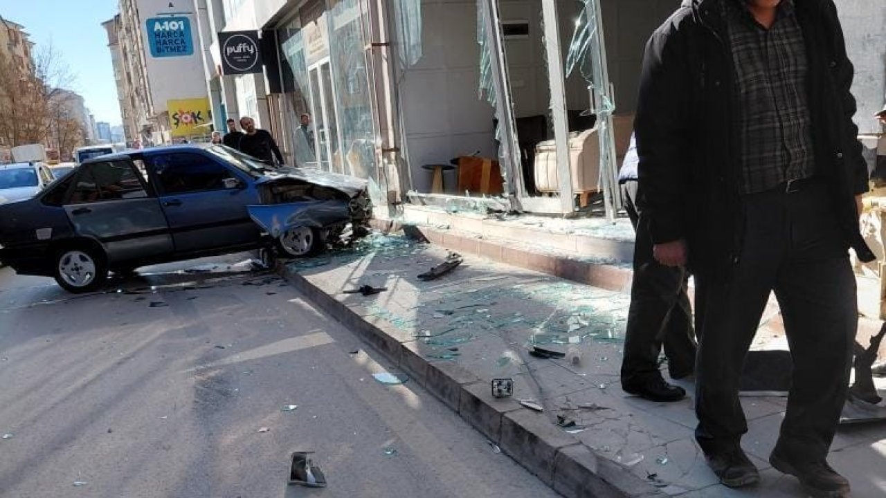 Elazığ’da otomobil, mobilya mağazasına girdi
