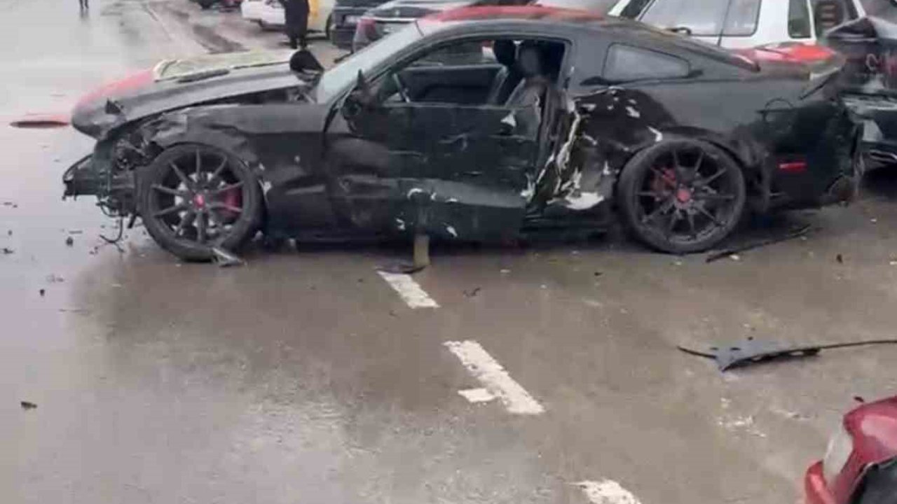 Elazığ’da otomobil park halindeki 4 araca çarptı