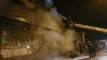 Elektrik malzemesi satan iş yerindeki yangın mahalleliyi sokağa döktü