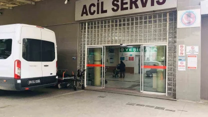Elleri kelepçeli halde hastaneden kaçan şahıs güvenlik güçlerini alarma geçirdi