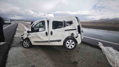 Emniyet kemerini takmayan sürücü araçtan fırladı