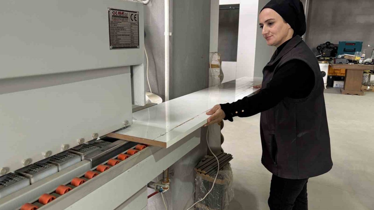 Enkazdan atölyeye bir hayat mücadelesi: İki çocuk annesi mobilyaya şekil veriyor