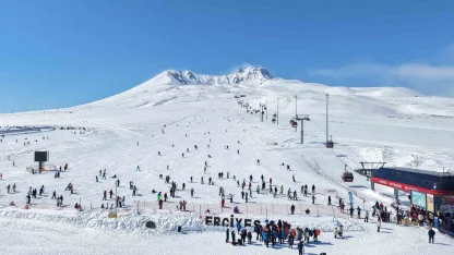 Erciyes’te kayak sezonu tüm hızıyla devam ediyor