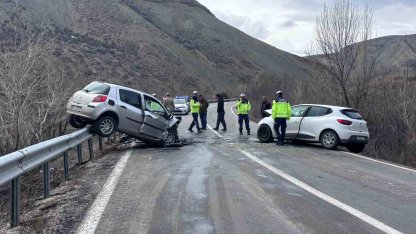 Erzincan-Kemah yolunda iki araç kafa kafaya çarpıştı: 4 yaralı