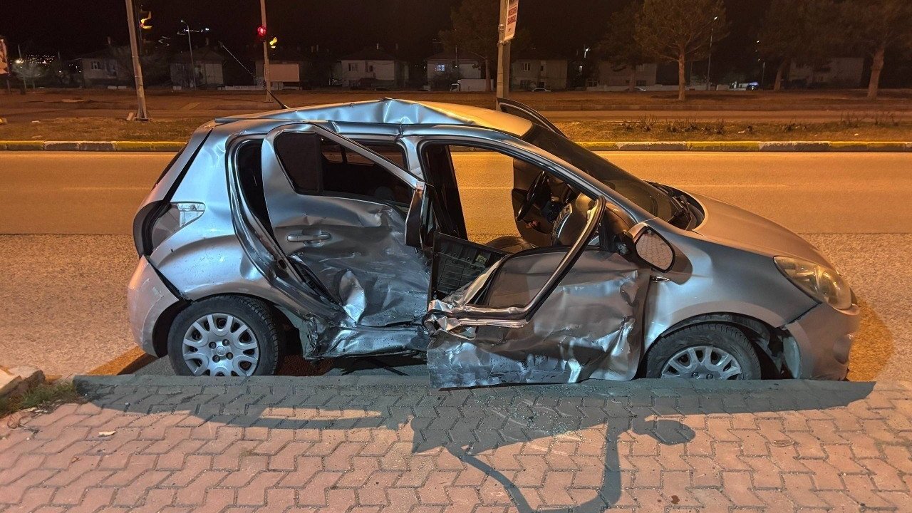 Erzincan’da iki otomobil çarpıştı: 1’i ağır 3 yaralı