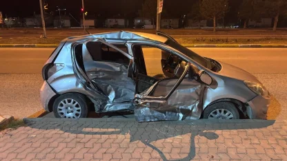 Erzincan’da iki otomobil çarpıştı: 1’i ağır 3 yaralı