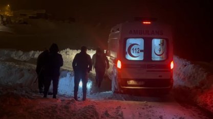 Erzincan’da kardan kapanan köy yolunda zamanla yarış