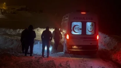 Erzincan’da kardan kapanan köy yolunda zamanla yarış