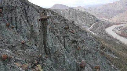 Erzincan’da peri bacalarını andıran doğal oluşumlar ilgi görüyor