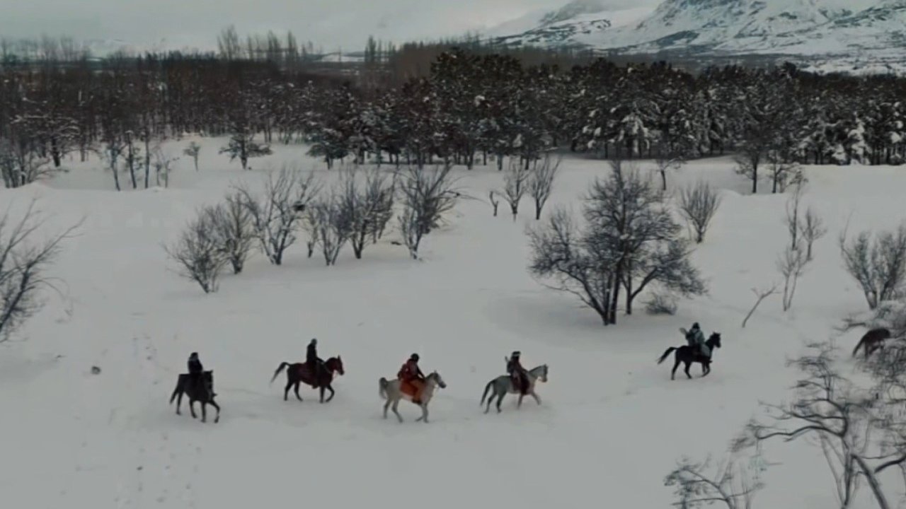 Erzincan’da sınırları zorlayan kış macerası: Atlı snowboard safarisi