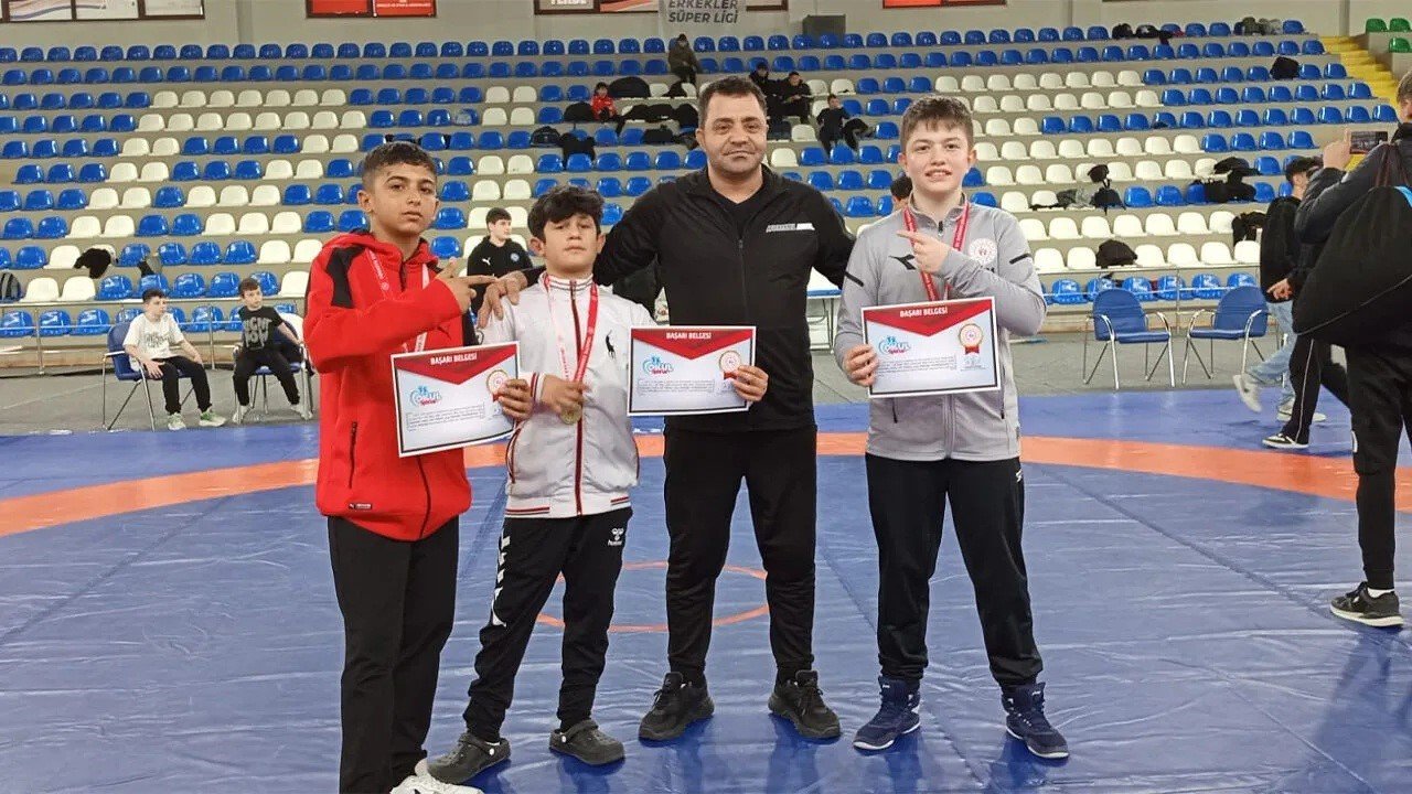 Erzincanlı yıldız güreşçilerden Rize’de üç şampiyonluk