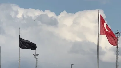 Esendere Sınır Kapısı’nda kısıtlama: İran tarafında dev siyah bayrak dikkat çekti