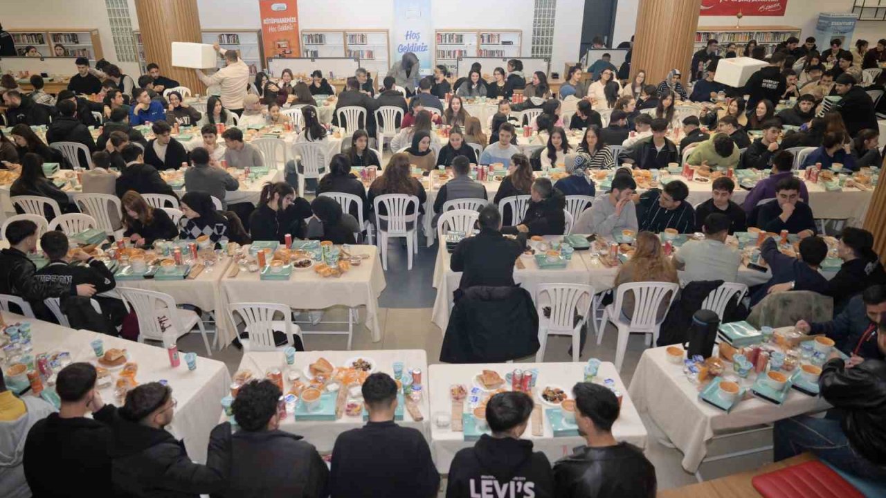 Esenyurt’ta gençlerle iftar buluşması