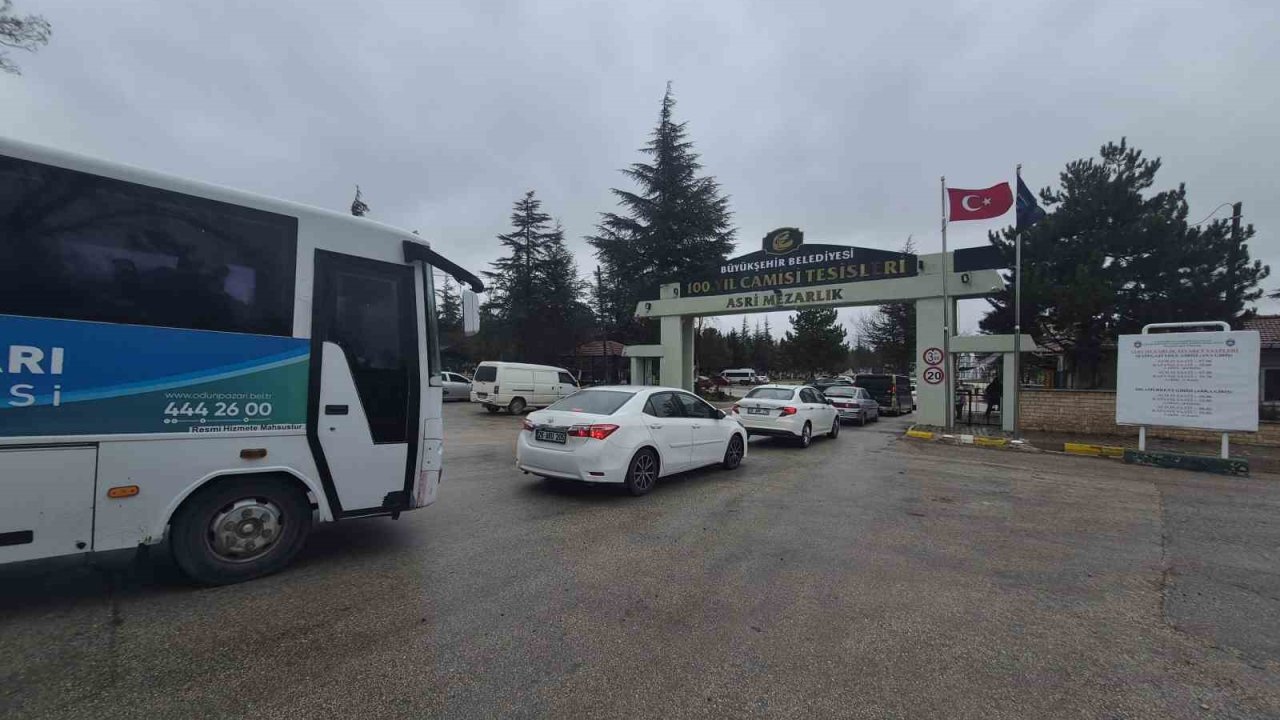 Eskişehir’de Arefe gününde Asri Mezarlık’ta yoğunluk yaşandı