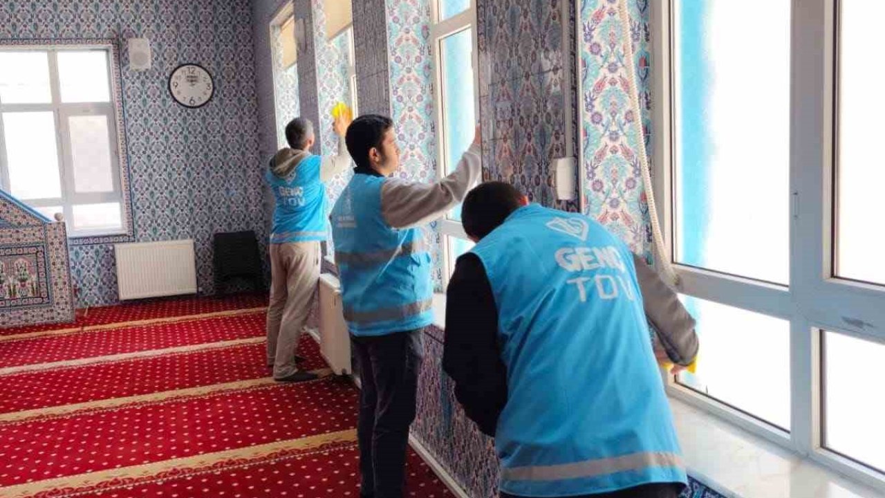 Eskişehir’de öğrenciler camii temizliği gerçekleştirdi