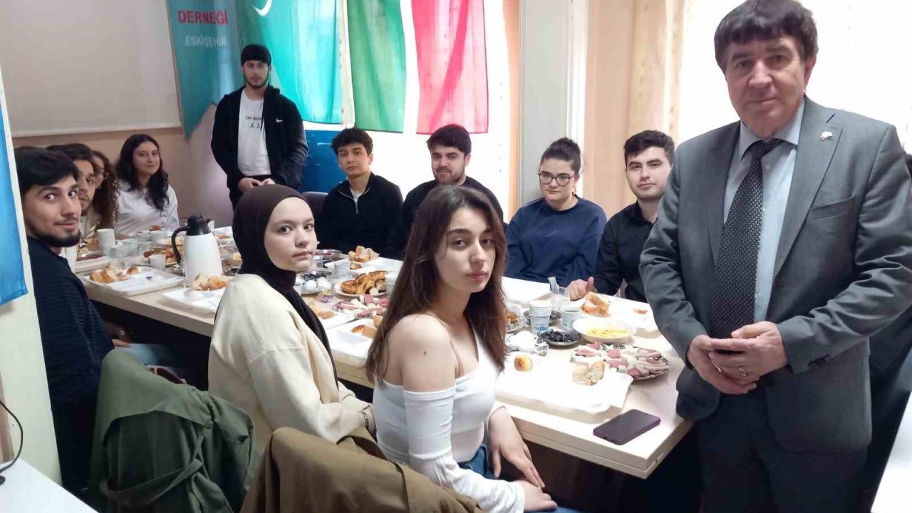Eskişehir’de okuyan Türk dünyası öğrencileri kahvaltıda buluştu