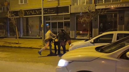 Eskişehir’de olaylı gece: Cadde ortasındaki kavga kamerada