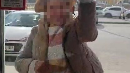 Fark ücreti vermek istemeyen kadın eczaneye taşla saldırdı, kapıları tekmeledi