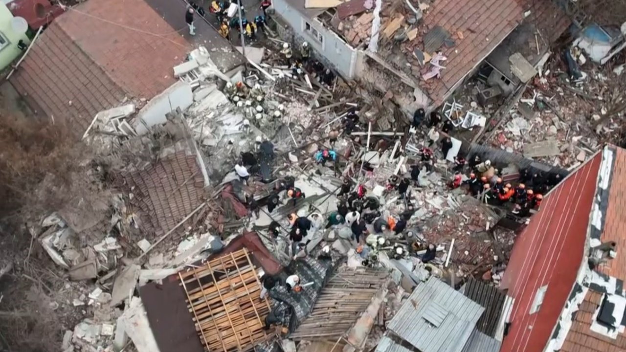 Fatih’te bitişik halde bulunan 2 gece kondu çöktü