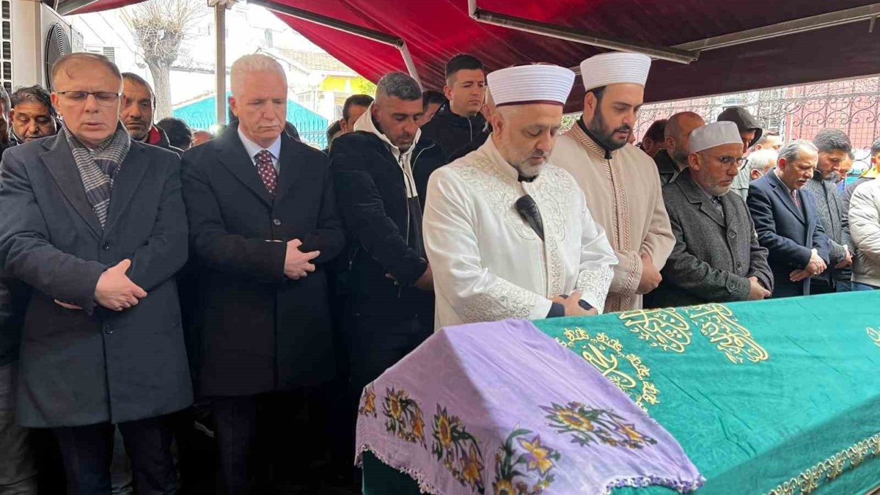 Fatih’te çöken binada hayatını kaybeden yaşlı kadın son yolculuğuna uğurlandı