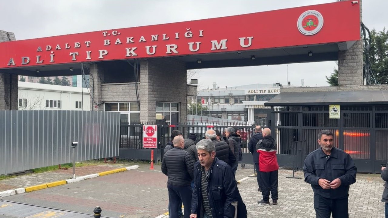 Fatih’te çöken binada hayatını kaybeden yaşlı kadının cenazesi Adli Tıp Kurumundan alındı