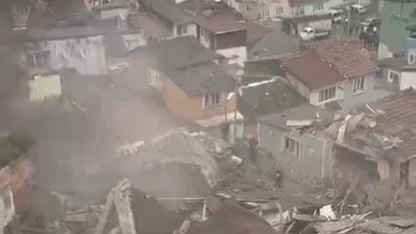 Fatih’te çöken binadan dumanların yükseldiği anlar kameraya yansıdı