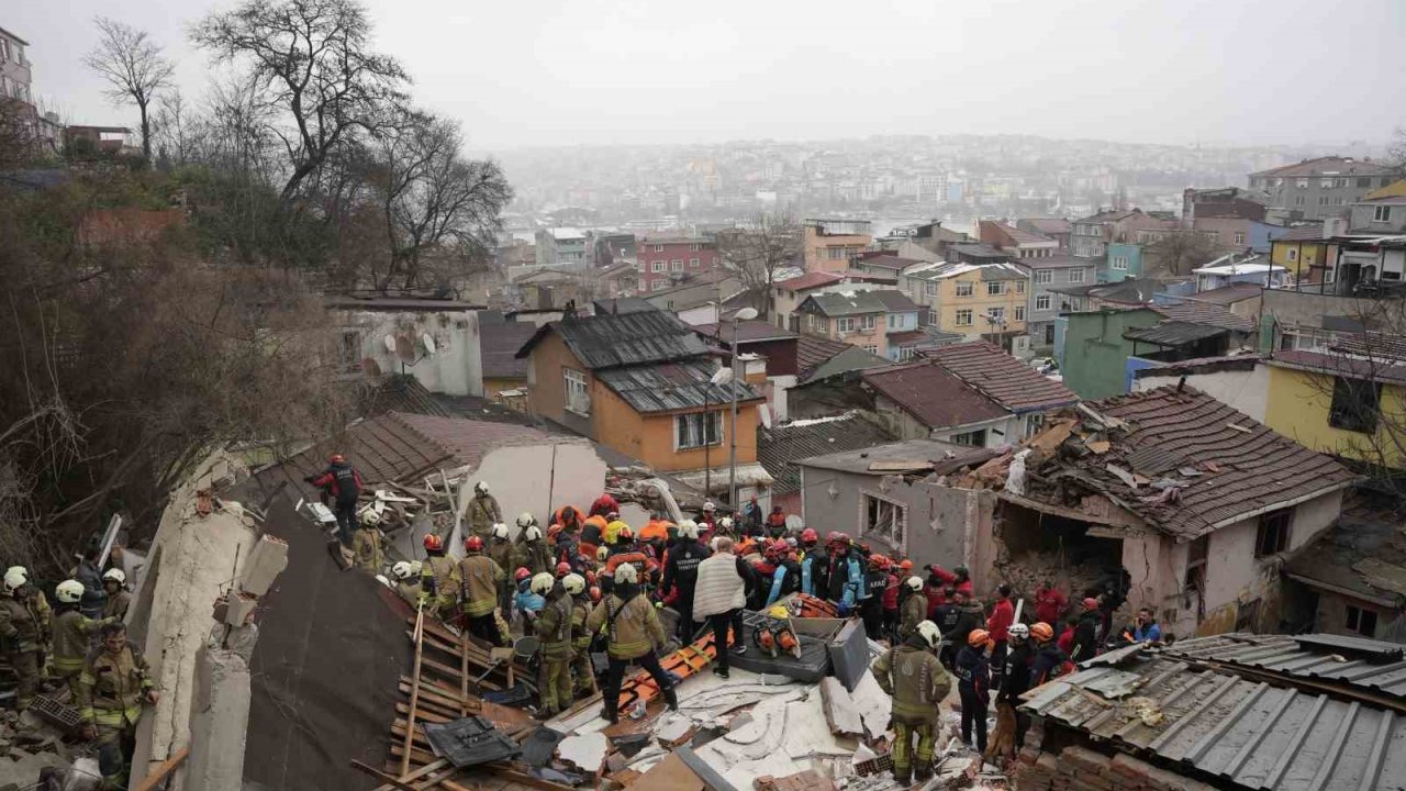 Fatih’te çöken binalarda enkaz altında kalanları kurtarılma çalışması devam ediyor