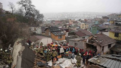 Fatih’te çöken binalarda enkaz altında kalanları kurtarılma çalışması devam ediyor