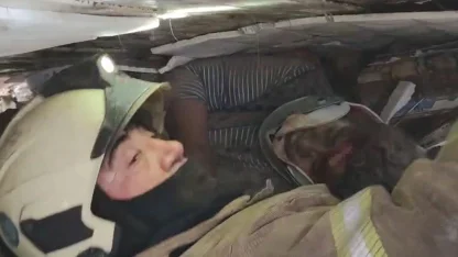 Fatih’te çöken binanın altında kalanların çıkarılma anı kamerada