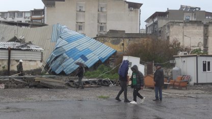 Fırtına direkleri devirdi, 2 araç zarar gördü
