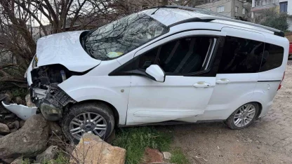 Freni boşalan hafif ticari araç ağaca çarptı: 1 yaralı