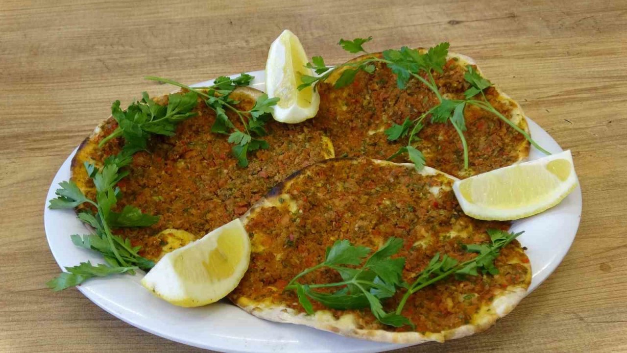 Gaziantep’te AB tescilli lahmacun sarımsaklı ve sebzeli yapılıyor