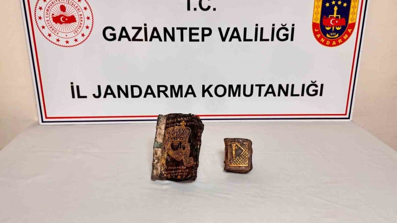 Gaziantep’te altın yazmalı 2 kitap ele geçirildi: 1 gözaltı