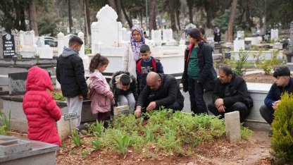 Gaziantep’te bayram öncesi mezarlıklarda ziyaretçi yoğunluğu